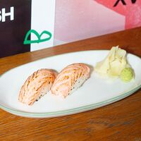 Суши-нигири Опаленный лосось