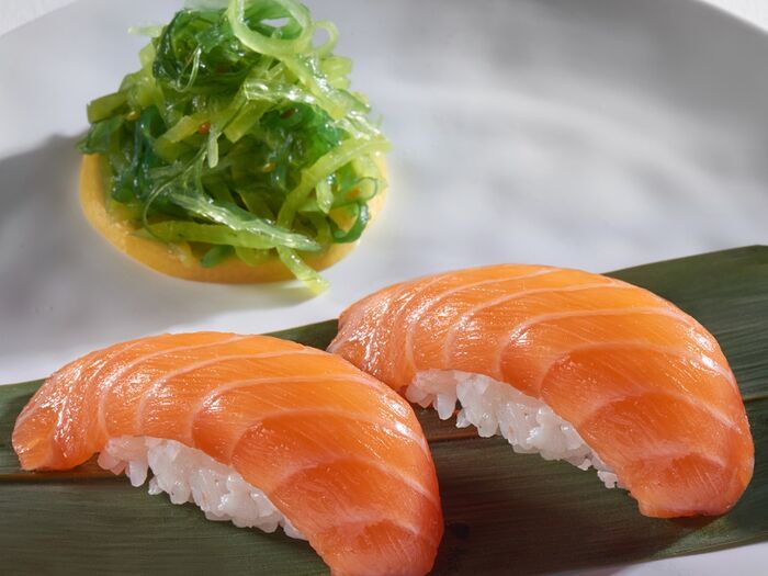 Суши лосось с салатом хосо