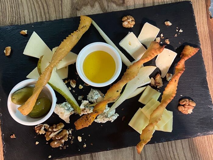 Тарелка сыров с медом и оливками