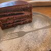 Фото к позиции меню Шоколадный торт с желе из смородины