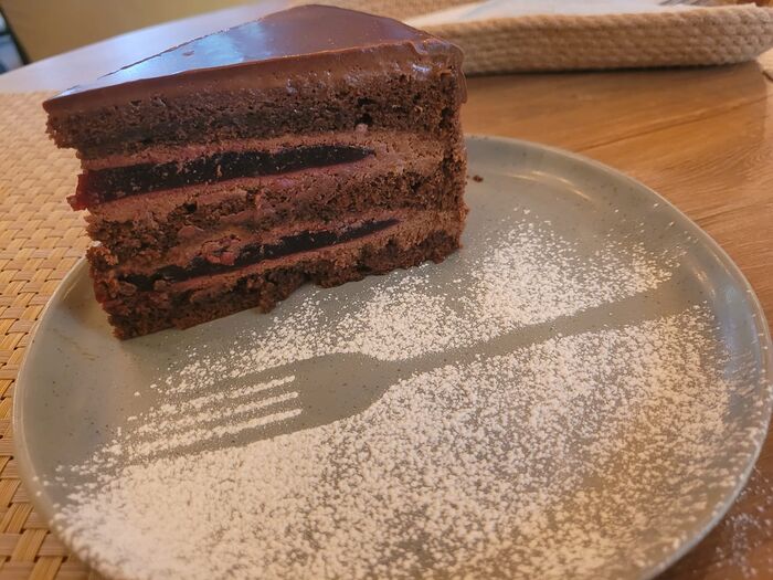 Шоколадный торт с желе из смородины