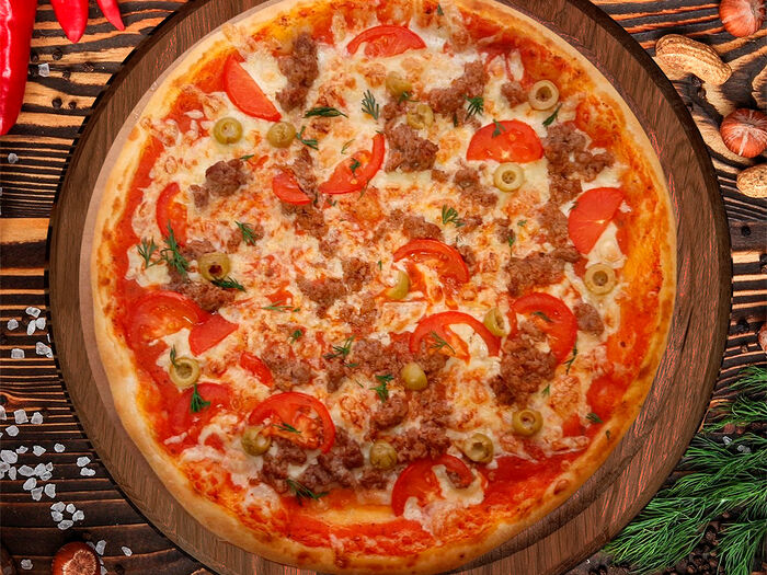 Мясной пир 33см •соус пицца •сыр моцарелла •фарш говяжий •оливки •помидор •зелень