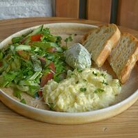 Скрэмбл с овощами (зелёный салат, томат, огурец), сливочно-сырным кремом и чиабаттой