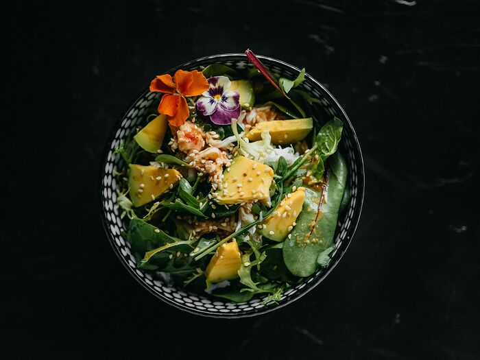 Зелёный салат с крабом и кунжутной заправкой
