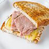 Фото к позиции меню Сэндвич с пастрами из мраморной говядины