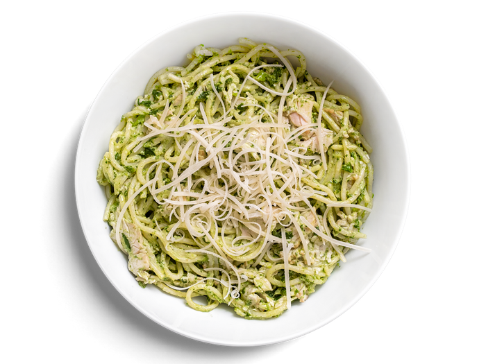 Спагетти с куриной грудкой, шпинатом и сливками