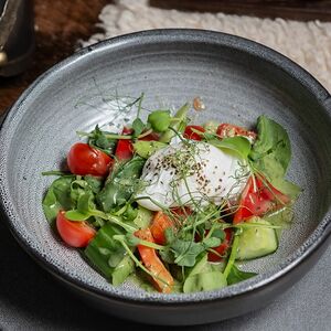 Салат с овощами, яйцом пашот, и заправкой Укропно-Чесночное масло