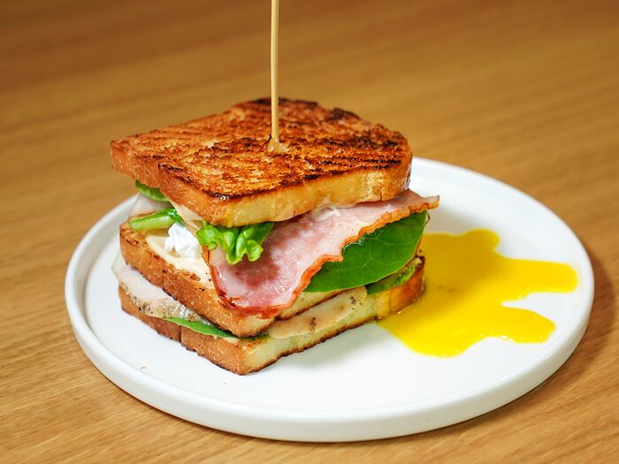 Сэндвич с цыплёнком су-вид и беконом