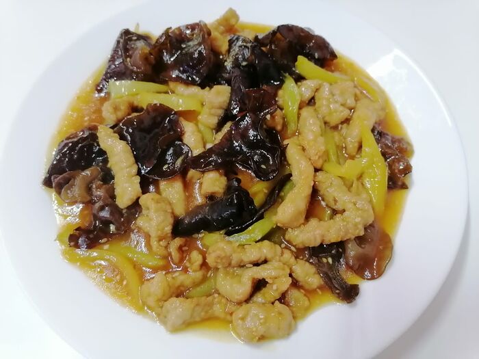 Свинина с древесными грибами и овощами в основном Китайском соусе