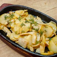 Жареный картофель с цыпленком и салатом