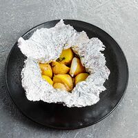 Картофель на углях с тимьяном и чесноком