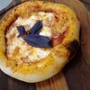 Фото к позиции меню Неаполитанская пицца с моцареллой и базиликом