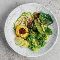 Зеленый салат с авокадо и азиатской заправкой