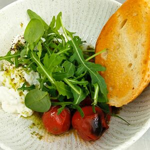 Mozzarella и печеные томаты