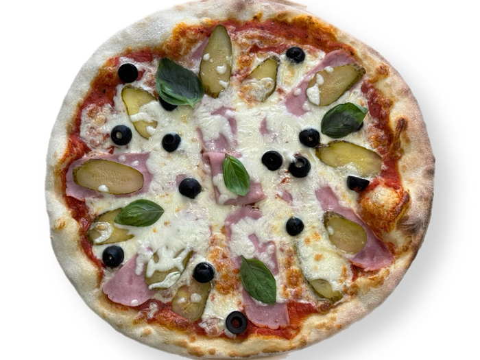 Пицца c ветчиной, маслинами и маринованными огурчиками