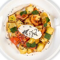 Салат с баклажаном фри и бланшированными томатами в соусе свит чили и творожным кремом