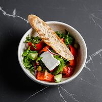 Салат в стиле грека с оливками и ароматным хлебом