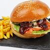 Фото к позиции меню Бургер с говядиной, картошкой фри и кетчупом