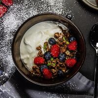 Йогурт с гранолой и свежими ягодами