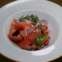 Салат из розовых узбекских томатов и красным луком
