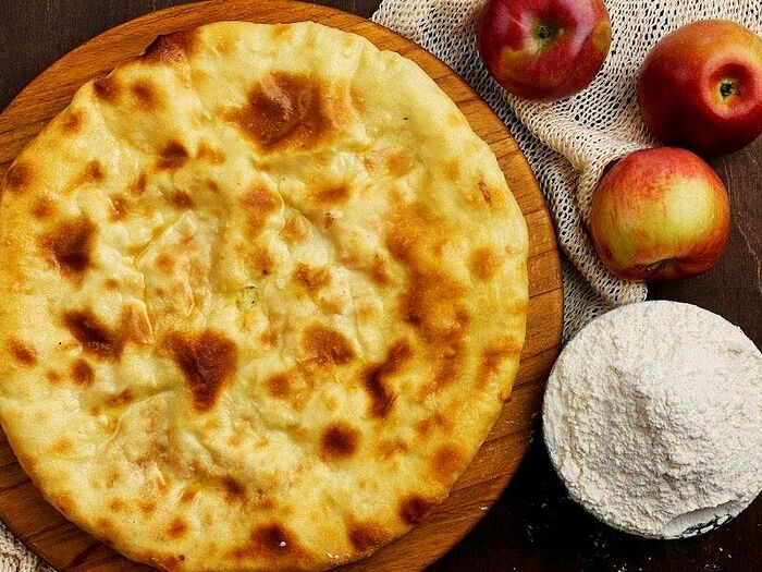 Пирог с яблоками в карамели