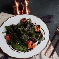 Салат с креветками и копченым сулугуни