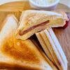 Фото к позиции меню Горячий сэндвич с ветчиной и сыром