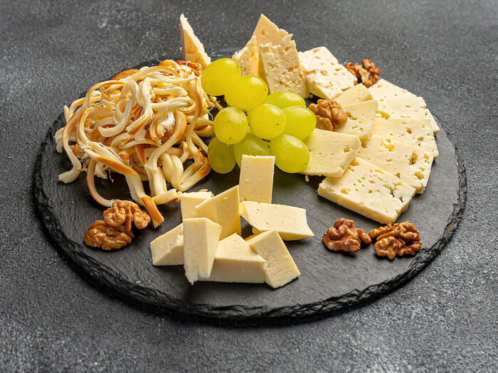 Сырная нарезка из местных сыров