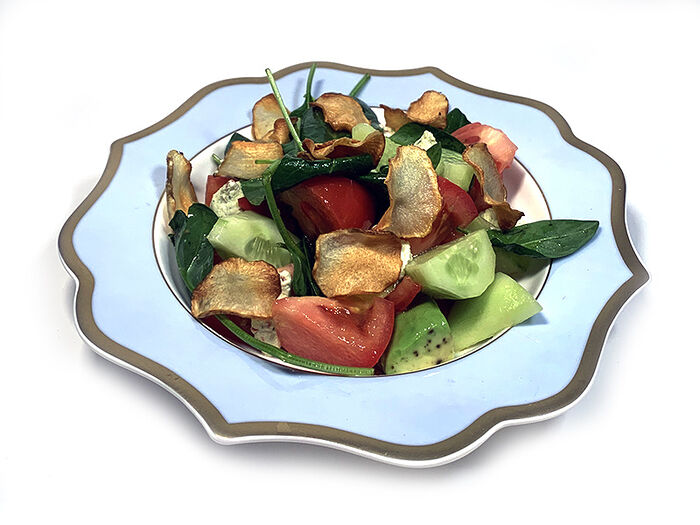 Овощной салат с авокадо и кремом из рикотты