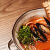 Фото к позиции меню Томатный суп с морепродуктами и чиабаттой