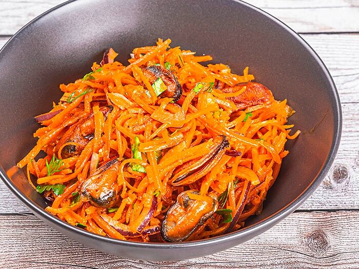 Морковь по-корейски с мидиями