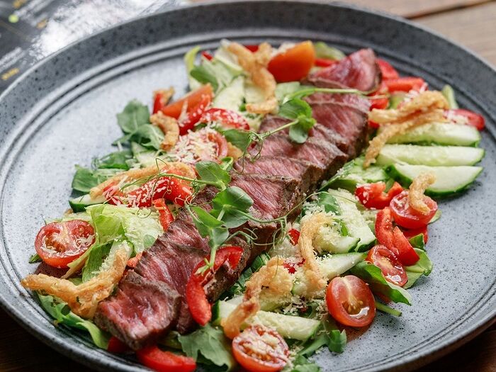 Теплый стейк-салат с телятиной