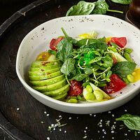 Листовой салат с авокадо