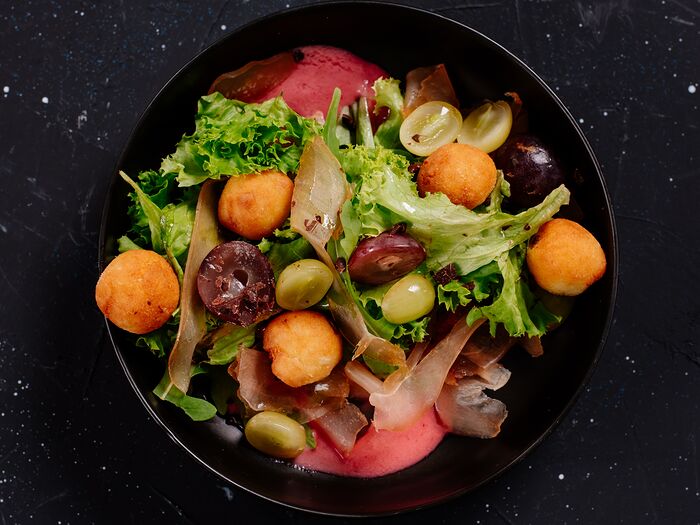 Салат с копченой курицей, сырными шариками и винoградом
