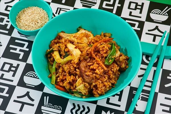 Рис с говядиной, кимчи и зеленым луком