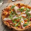 Фото к позиции меню Пицца с ветчиной, беконом и вялеными томатами