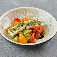 Греческий салат с печеным перцем