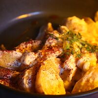 Сковородка с курицей, сезонными грибами и моцареллой в сливочном соусе