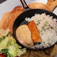 Стейк из лосося с диким рисом и соусом из шпината