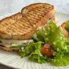 Фото к позиции меню Сэндвич с запеченным куриным филе, колбасой чоризо и миксом салата
