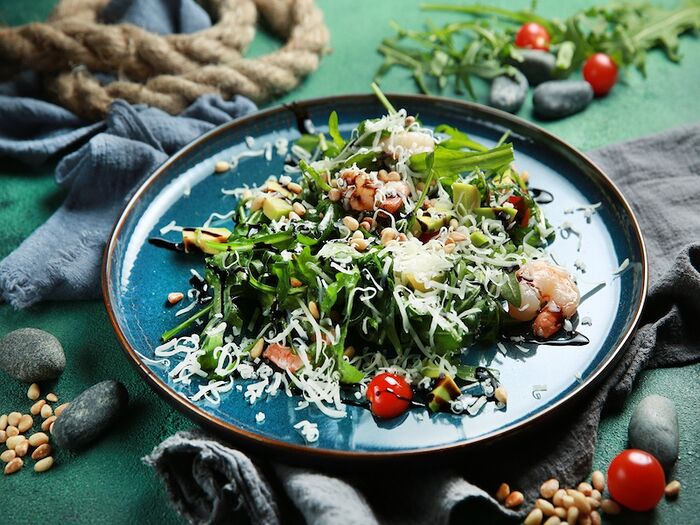 Зеленый салат с рукколой и креветками