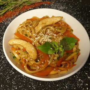 Wok с обжаренной куриной грудкой