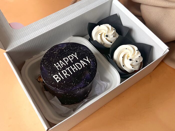 Набор черный Бенто-торт и ванильные капкейки Happy Birthday