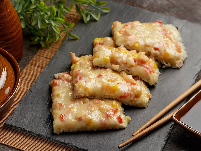 Японская пицца с копчёным лососем пикантная