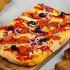 Фото к позиции меню Римская пицца пепперони с беконом, красным луком и маслинами