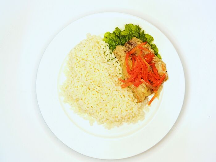 Припущенный судак с овощами и отварным рисом