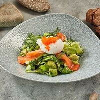 Зеленый салат с яйцом пашот и лососем