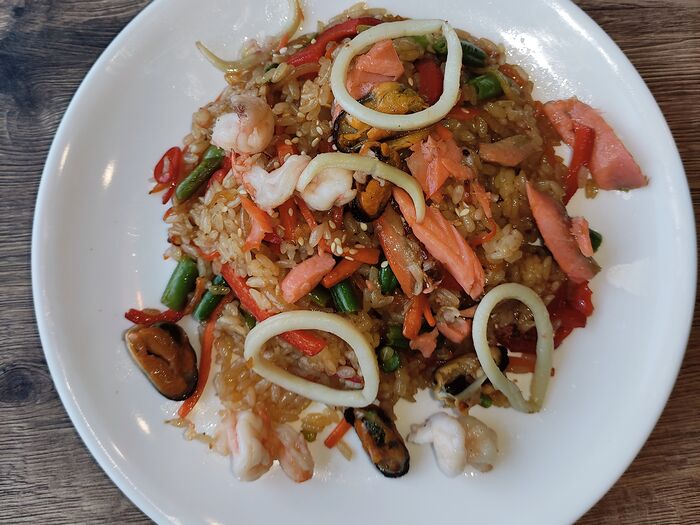 Рис с морепродуктами и овощами в кисло-сладком соусе
