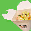 Фото к позиции меню Бриксбокс с обжаренным на гриле куриным филе, свежими овощами и картофелем фри