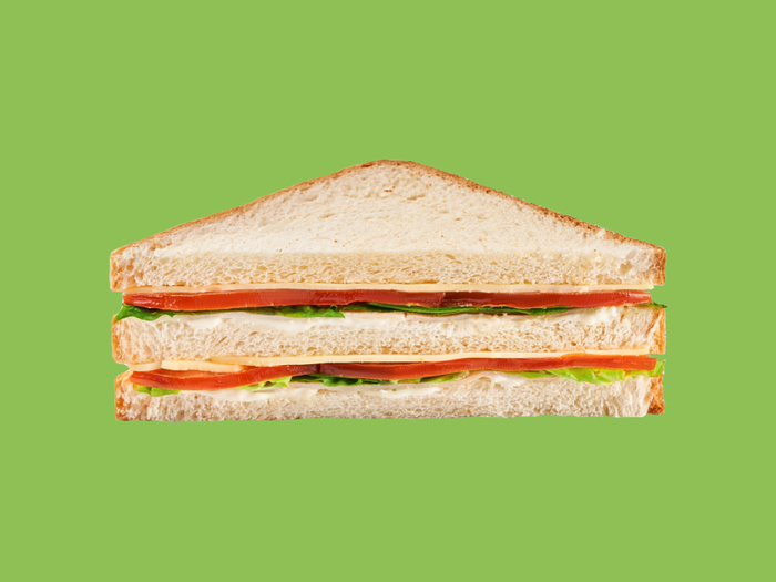 Сэндвич с ветчиной, сыром и овощами